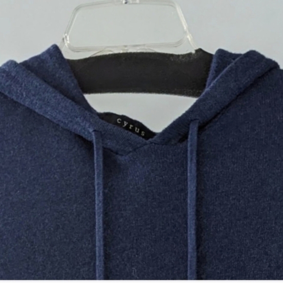 Navy blue long sleeve sweater hoodie pullover, medium, 2 front pockets, by Cyrus - Picture 3 of 11